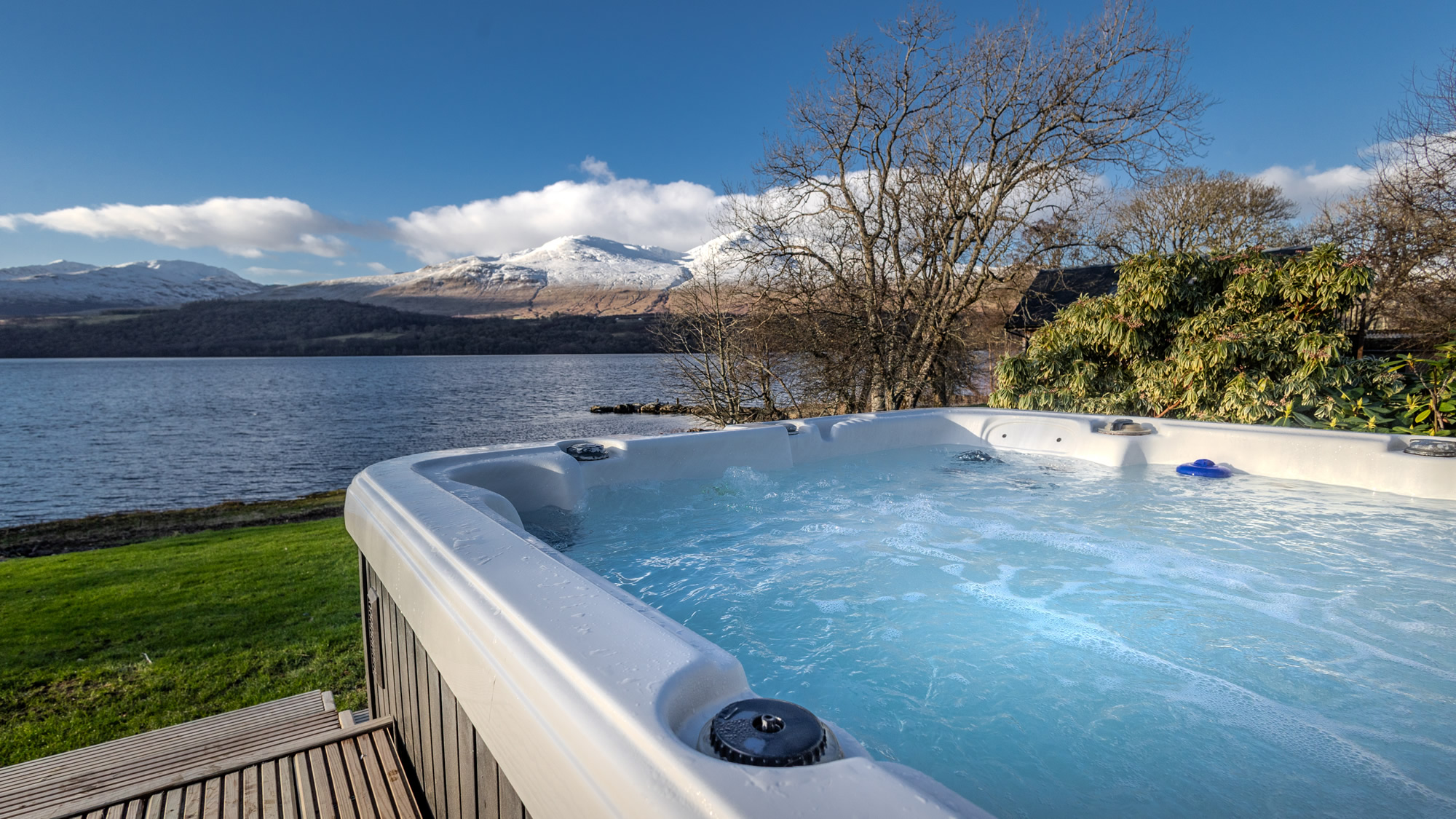 Ardeonaig Lodge, luxury holiday cottage, Loch Tay, Scotland with magnificent loch views and outdoor dining area and hot tub Ardeonaig Lodge, luxury holiday cottage, Loch Tay, Scotland with magnificent loch views and outdoor dining area and hot tub